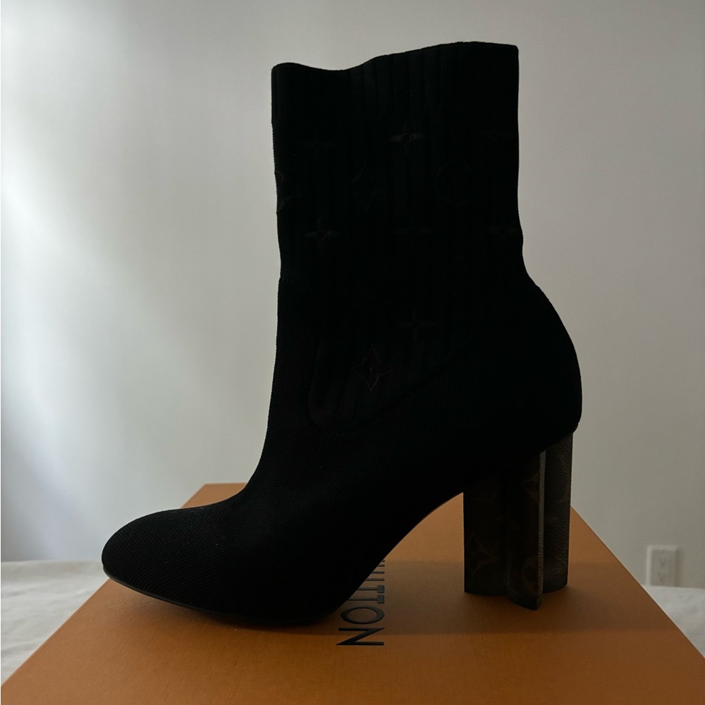 Louis Vuitton's Silhouette ankle boot in black stretch textile. - Picture 3 of 4